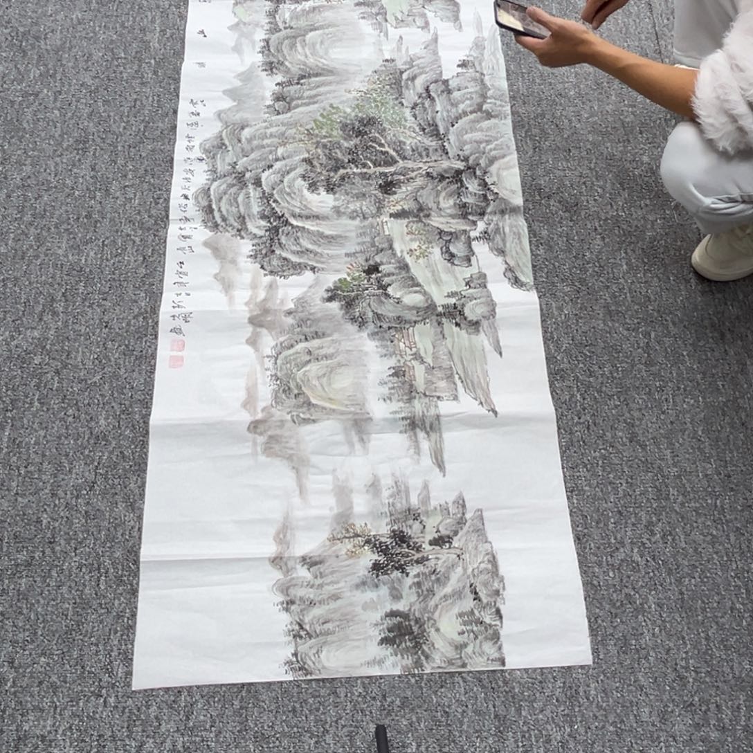 国画卖字画的小男孩