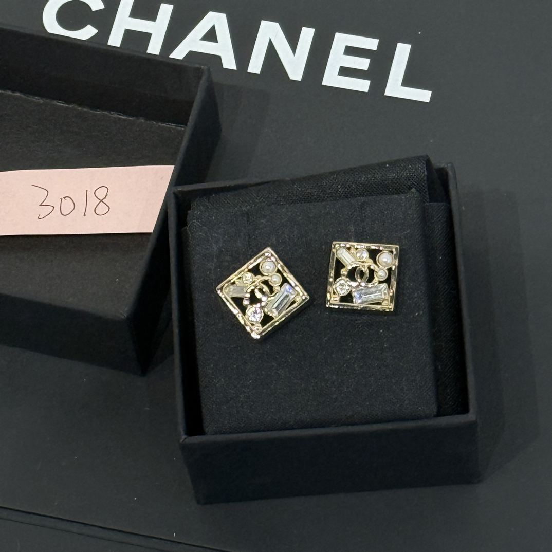 95新 Chanel/香奈儿 夏七中古/22c小太阳方形满钻耳钉/3018