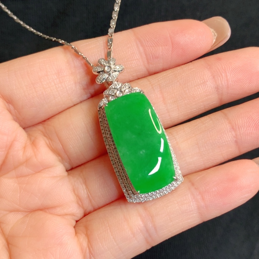 【闪购商品】颈饰18K金镶嵌翡翠马鞍