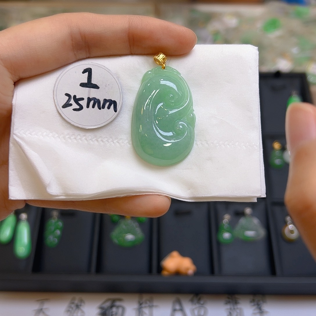 翡翠颈饰18K金镶嵌翡翠