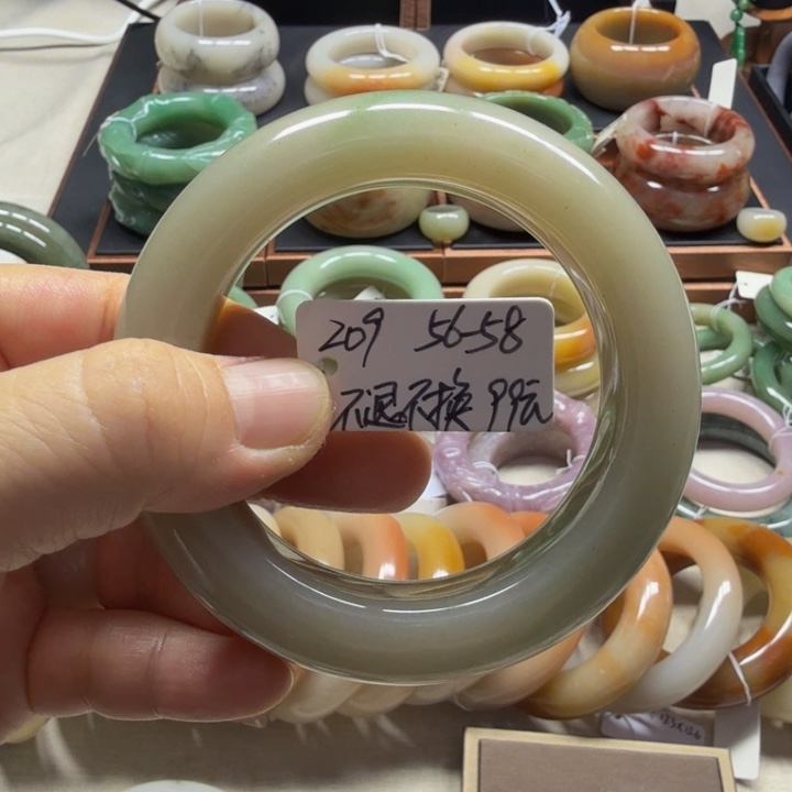 石英质玉未镶嵌手镯