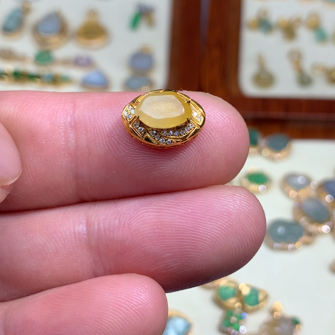 翡翠18K金镶嵌颈饰随形