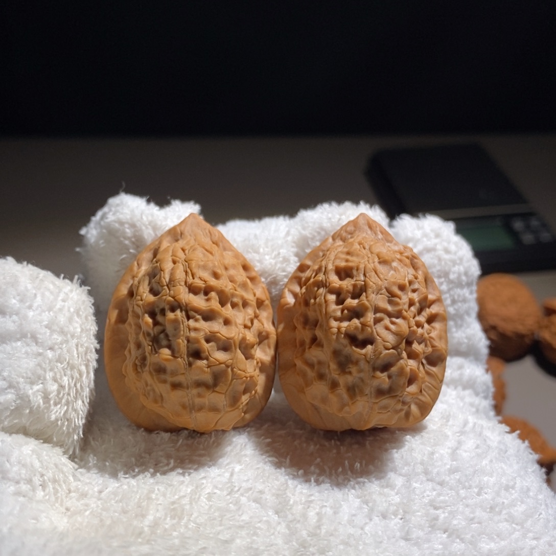 卖***欣文玩核桃吊坠鬼龙