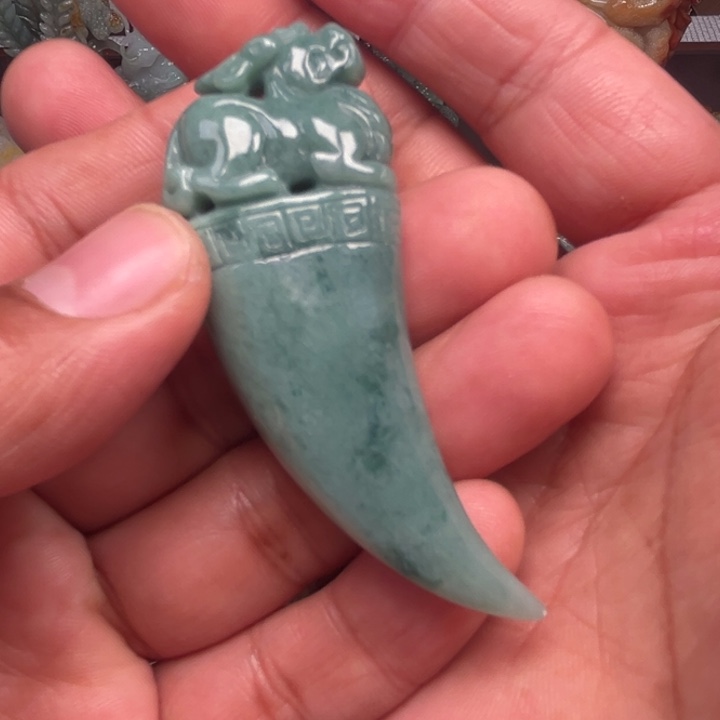 翡翠颈饰未镶嵌龙牙