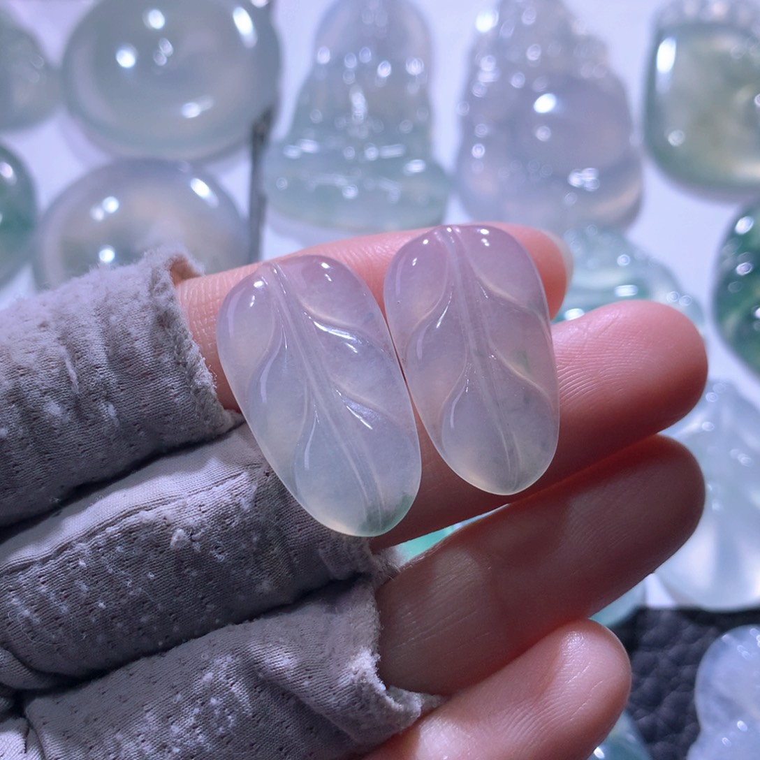 翡翠未镶嵌颈饰一对