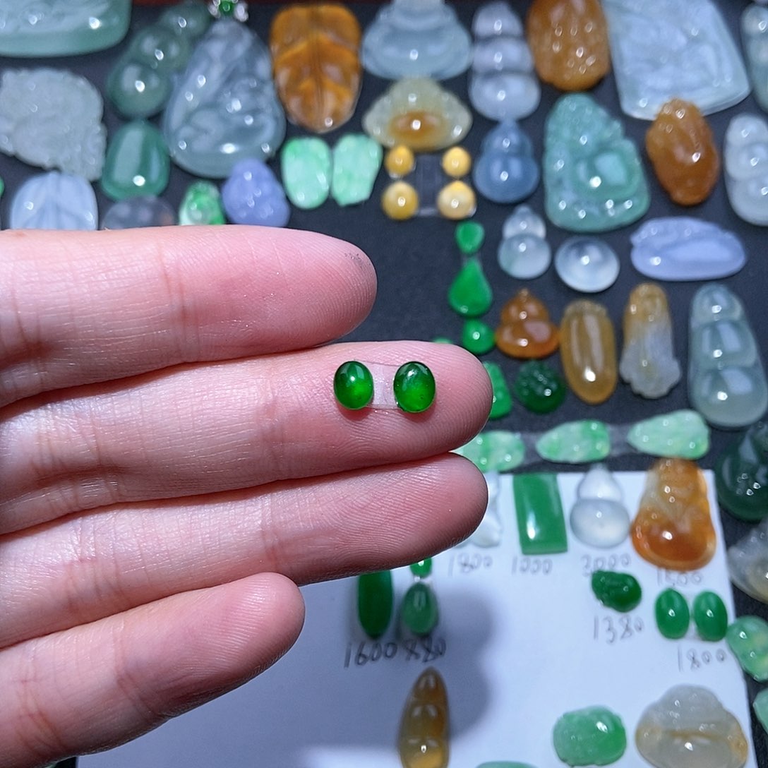 翡翠颈饰未镶嵌辣阳绿蛋面