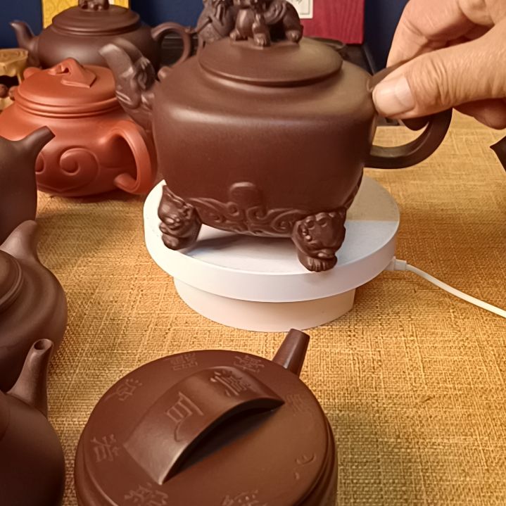 紫砂茶壶在*边精工半手。原矿紫砂泥料。