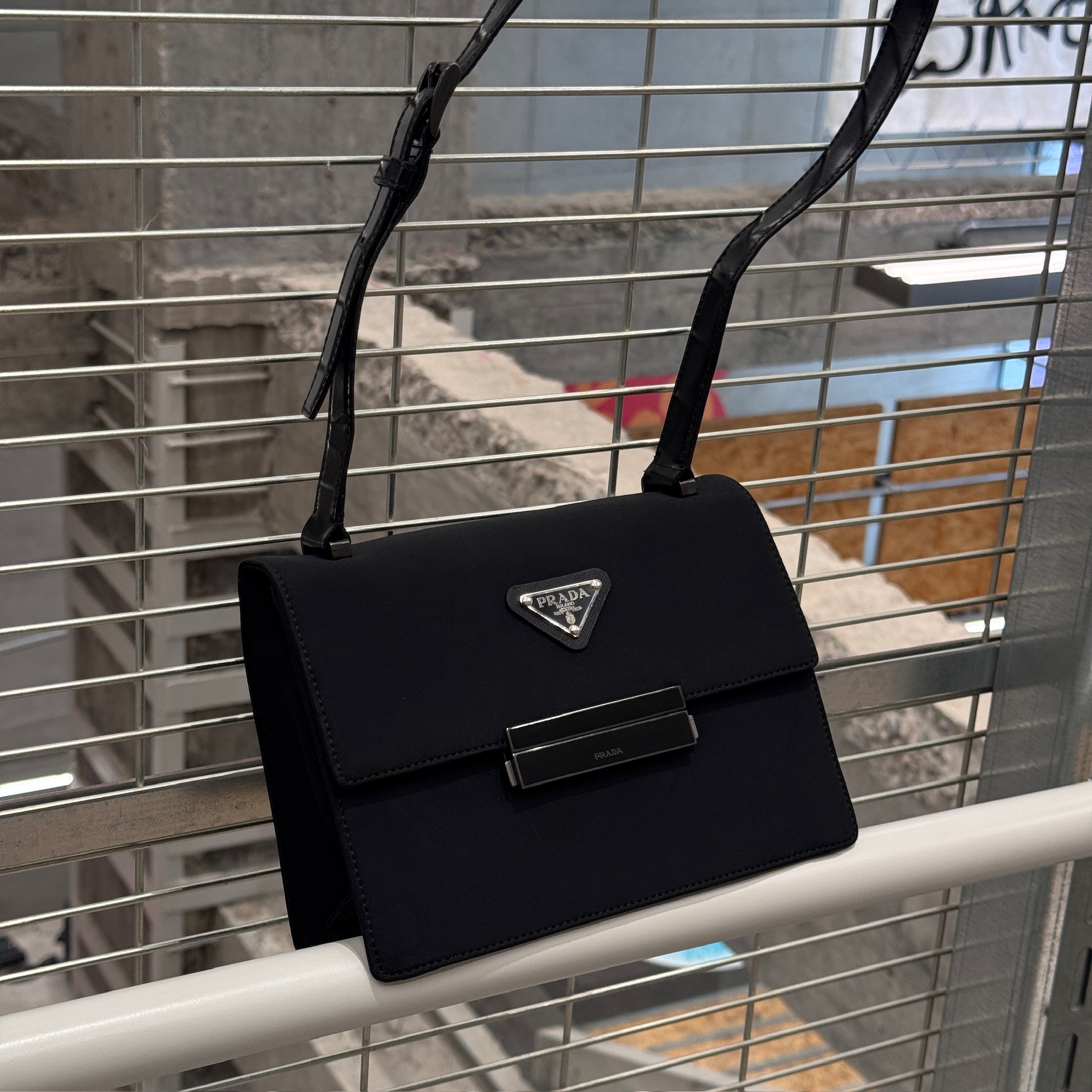 95新 Prada/普拉达 觅时/珐琅扣三角标单肩包/118204