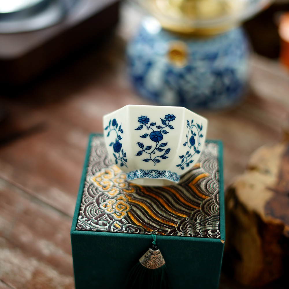 手工手绘二号釉六方花卉