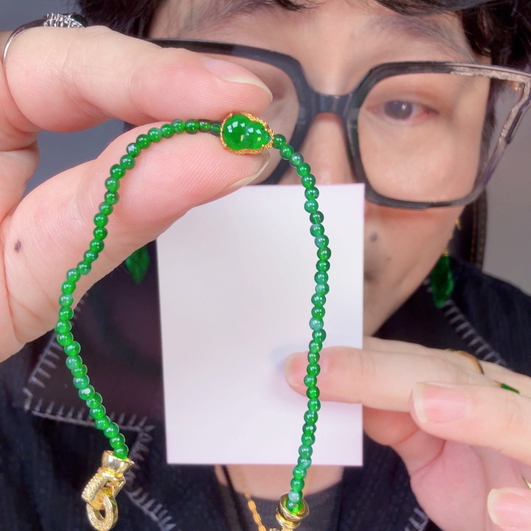 翡翠未镶嵌颈饰一件