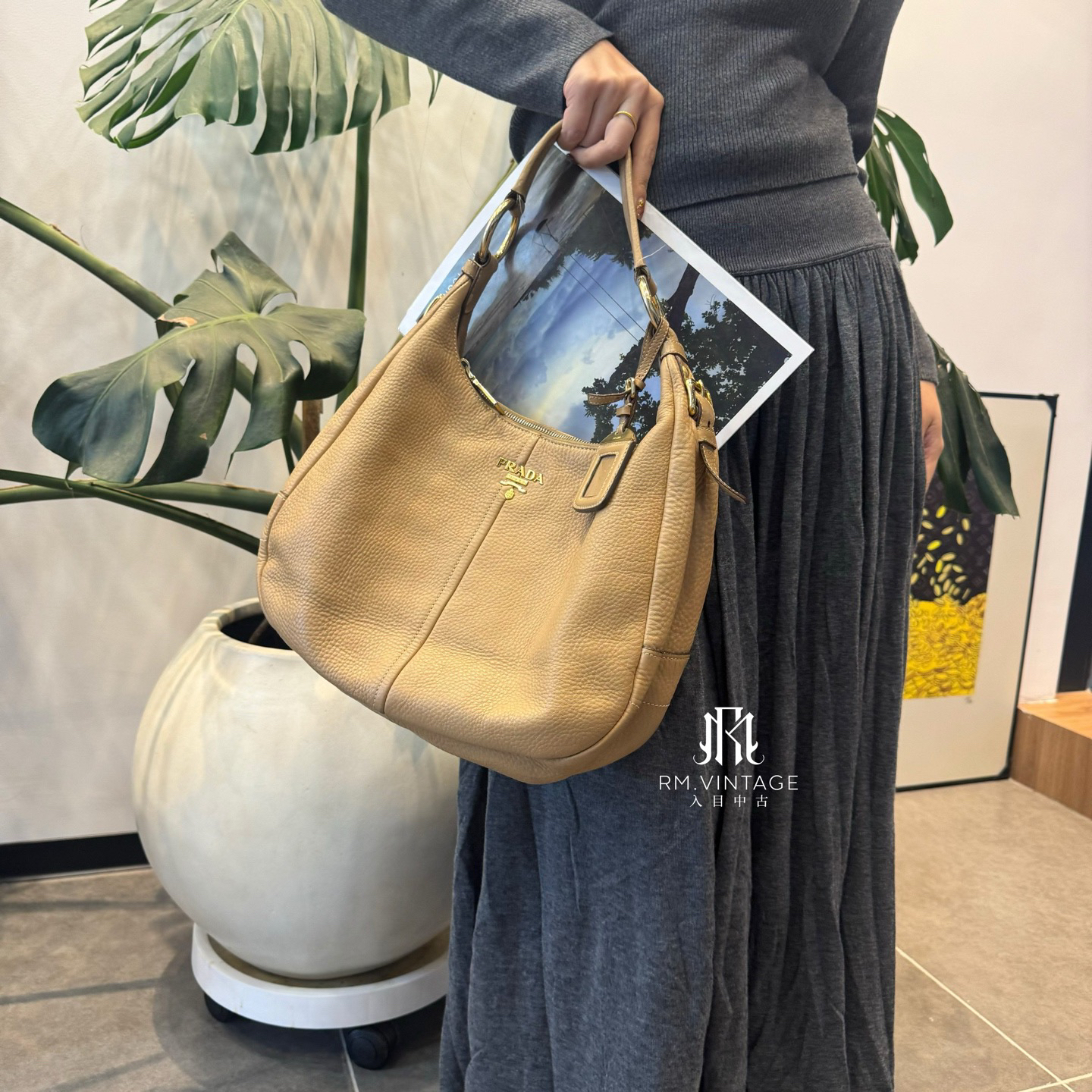 95新 Prada/普拉达 入目 奶茶色半月腋下hobo单肩包 91362