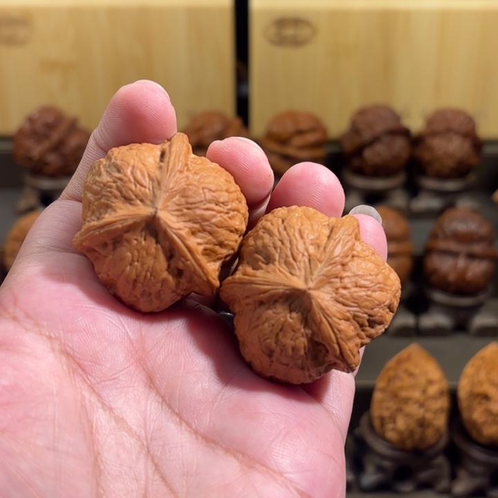 文玩核桃吊坠鸡足山球奔