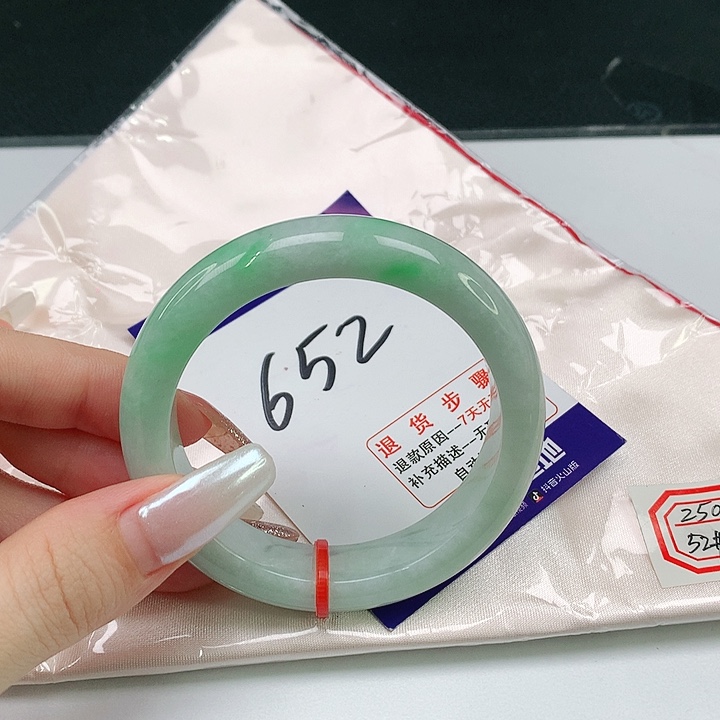 翡翠手镯未镶嵌翡翠手镯