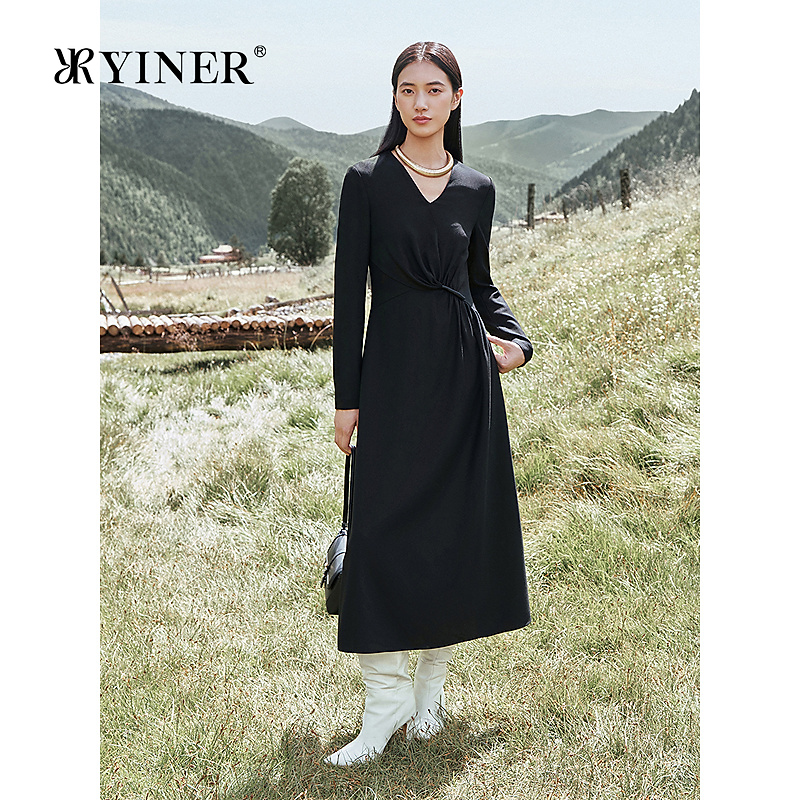 YINER音儿2025冬季新款法式优雅褶艺羊毛混纺麻感肌理V领连衣裙