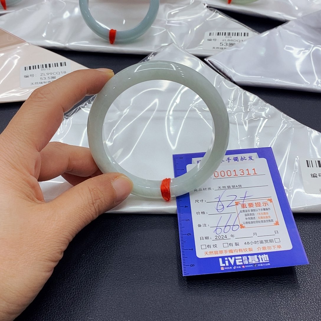 翡翠手镯未镶嵌翡翠手镯