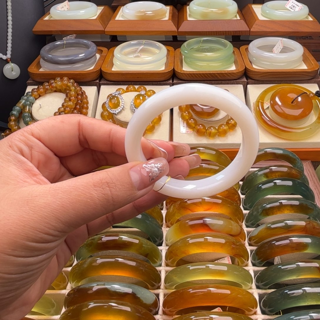 和田玉未镶嵌手镯