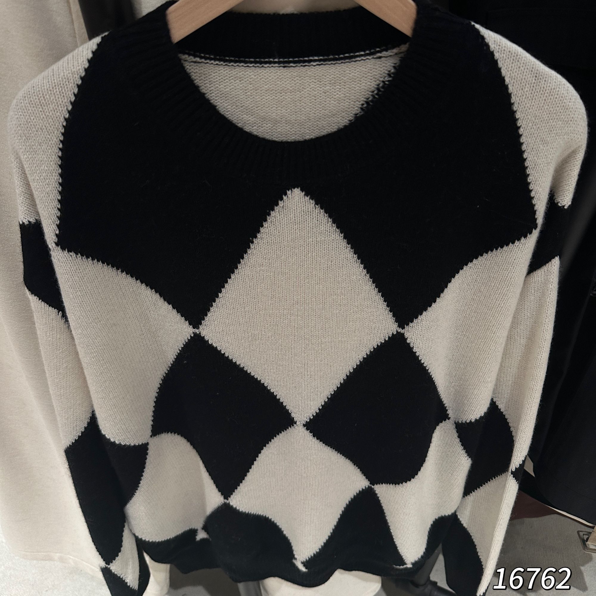 16762（部分无水洗唛，介意慎拍）WANGDAN新款圆领菱形格撞色针织衫