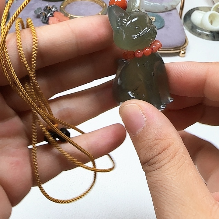 未镶嵌蛇纹石玉颈饰