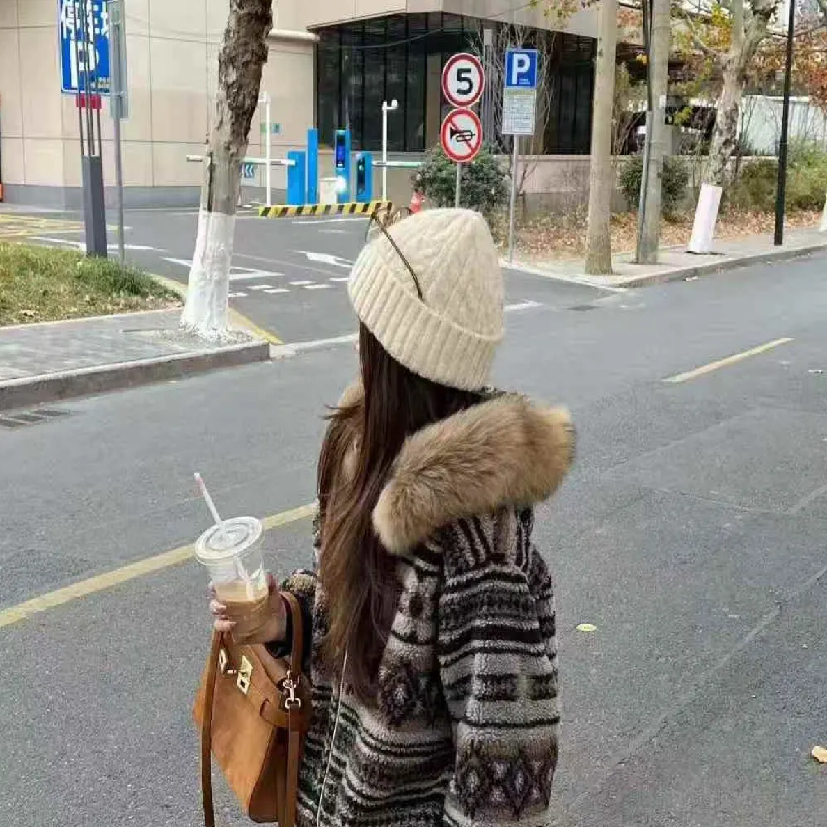 1237#戴戴休闲宽松超大毛领白鸭绒保暖加绒加厚撞色羽绒服