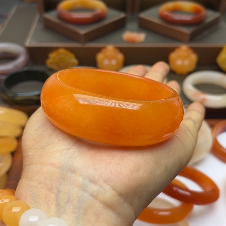 懂***好石英质玉未镶嵌手镯