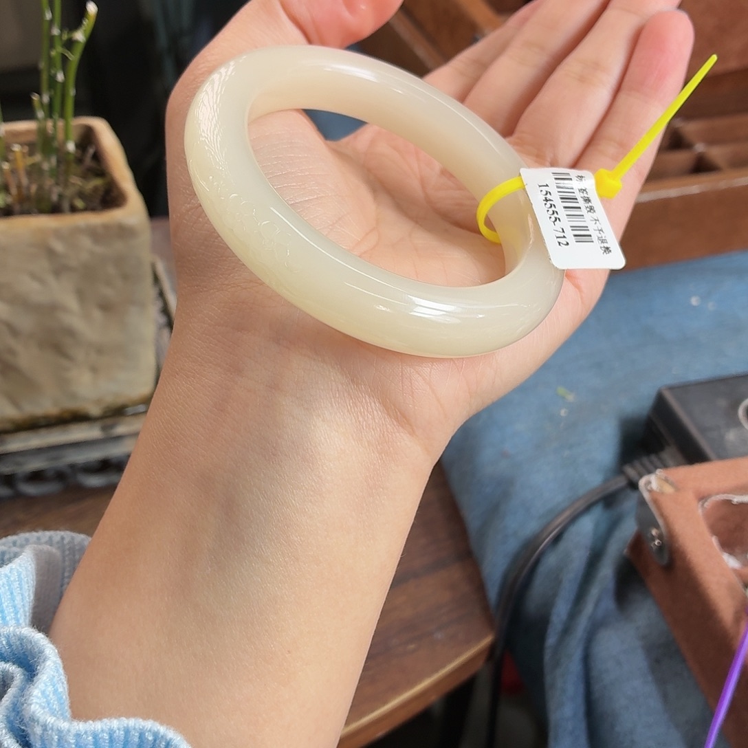 和田玉未镶嵌手镯  55/56