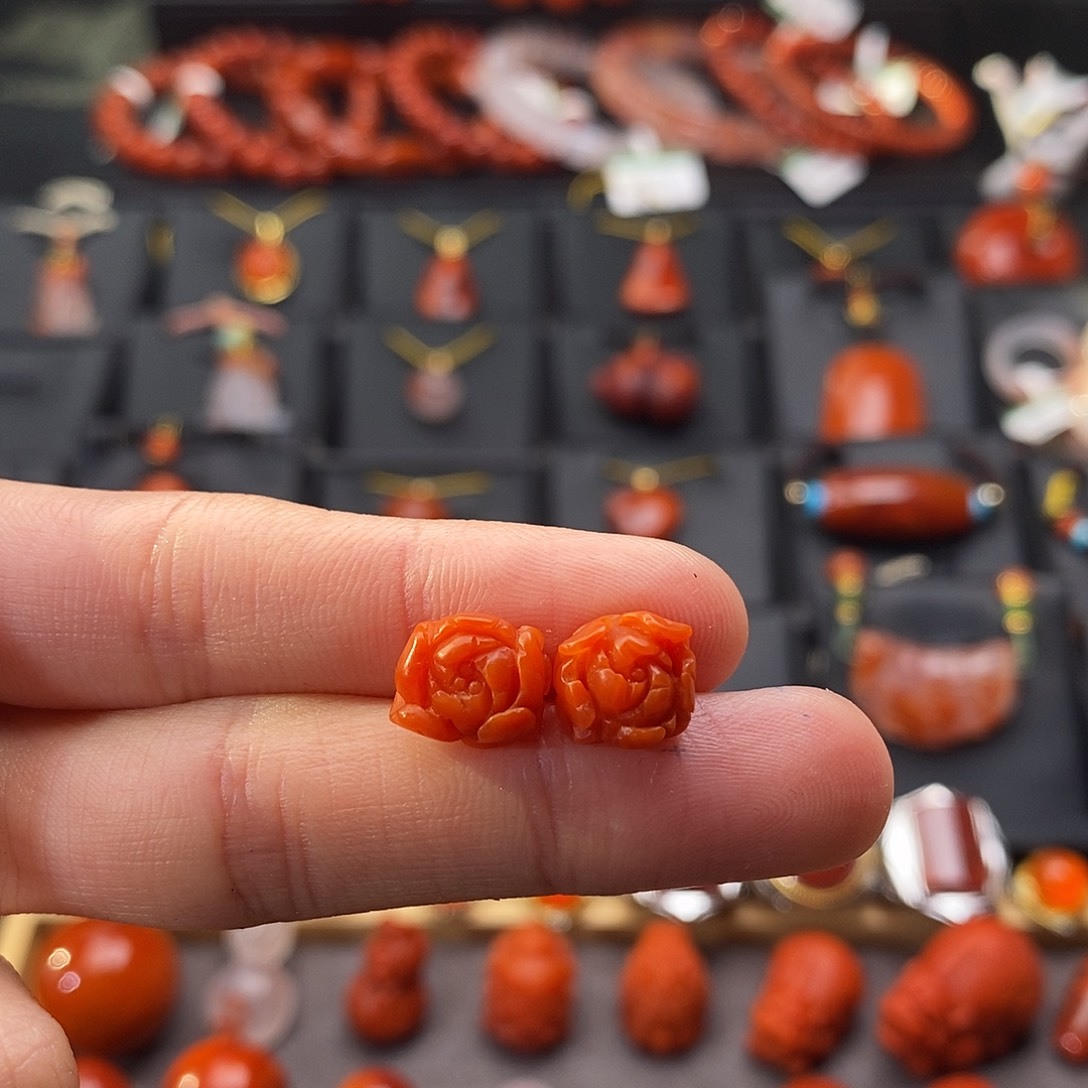 南红玛瑙18K金镶嵌四川凉山牡丹花耳钉