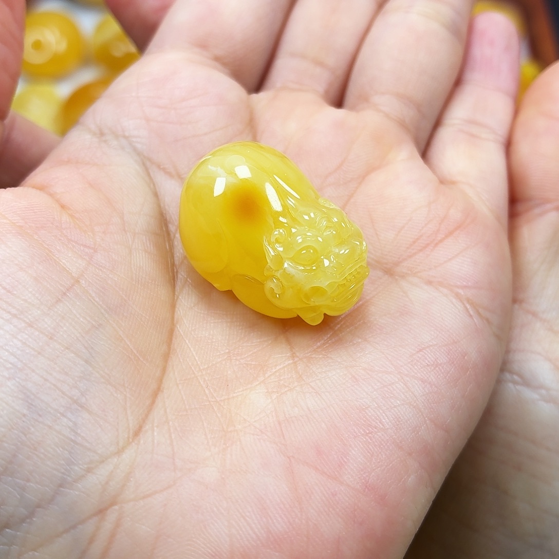 蜜蜡未镶嵌颈饰焦皮浓蜡妖花貔貅