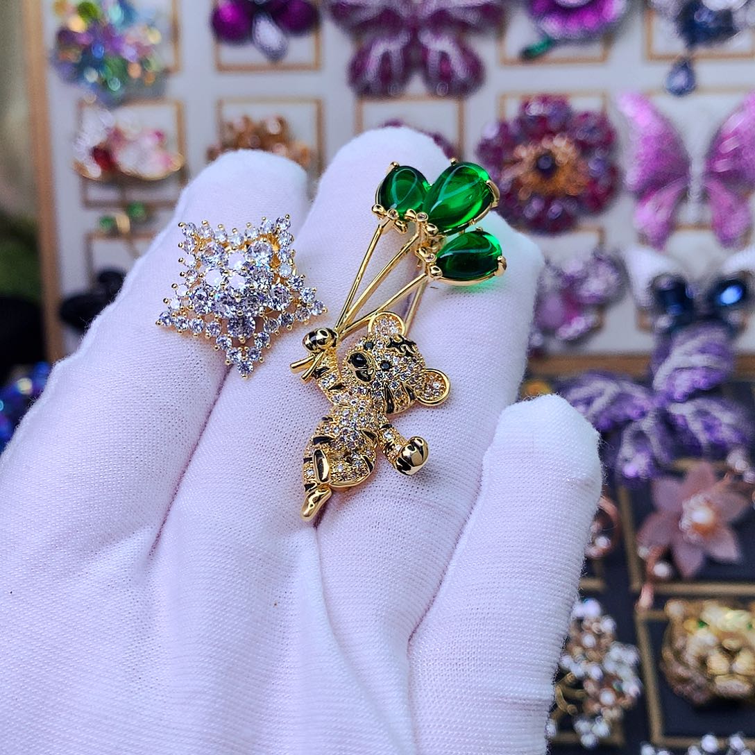 合成立方氧化锆铜胸针加刺马针