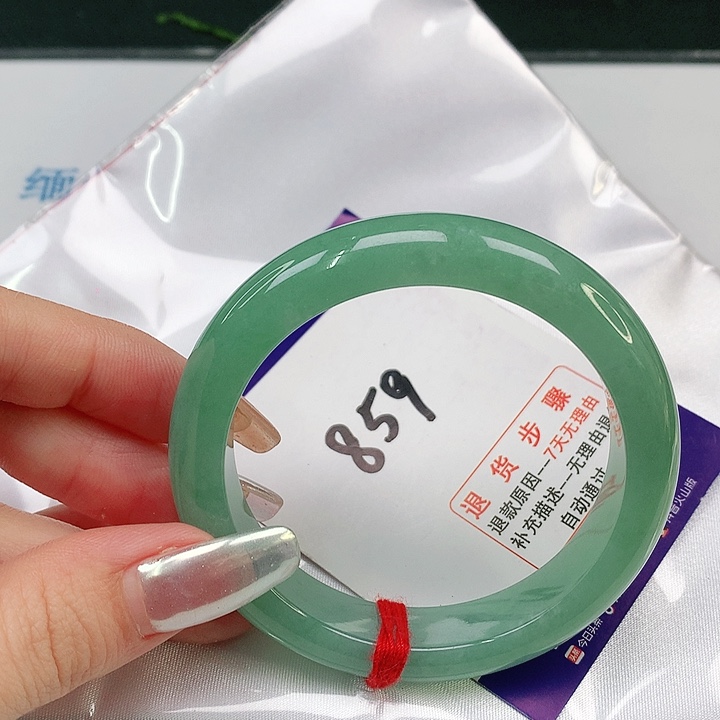 翡翠手镯未镶嵌翡翠手镯
