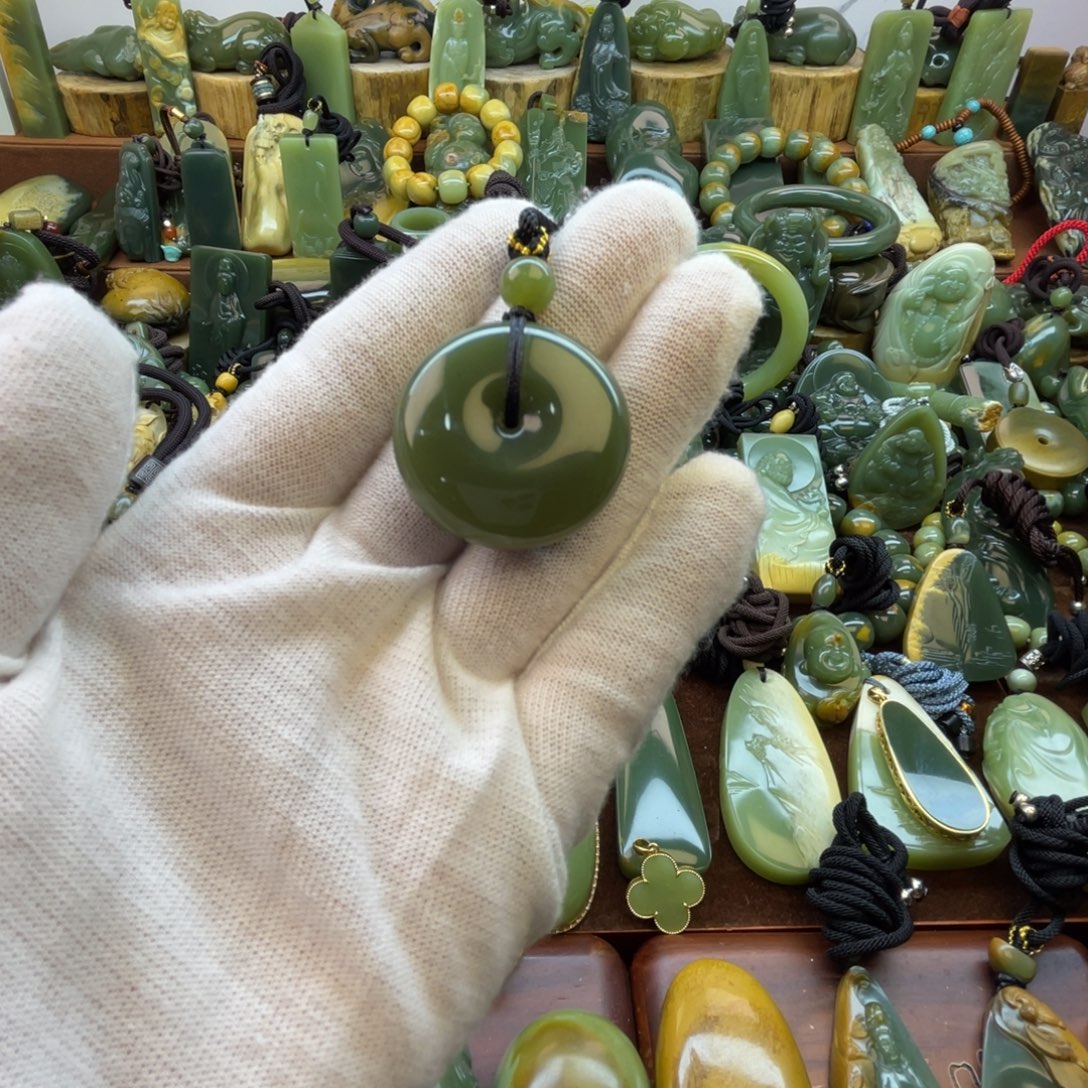 岫岩老玉（透闪石质玉）未镶嵌颈饰