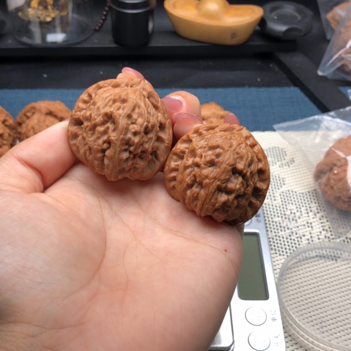 文玩核桃把件39尺寸三角白，有个虫眼看好下单
