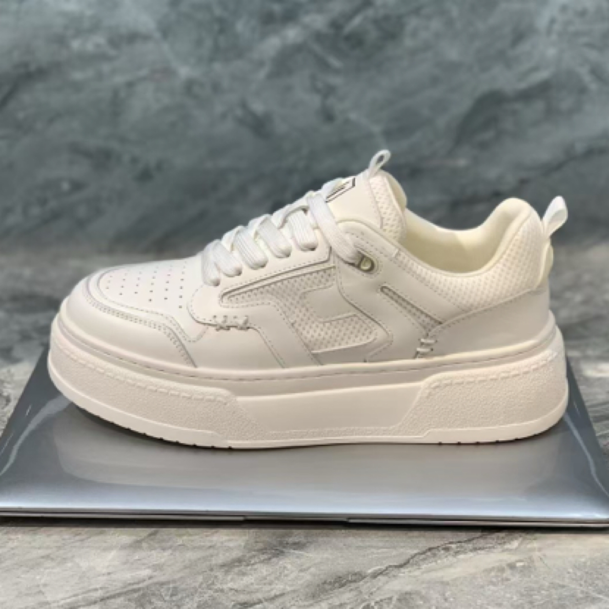 欧货2025春季新款潮牌真皮时尚纯色男鞋厚底舒适轻质休闲百搭板鞋