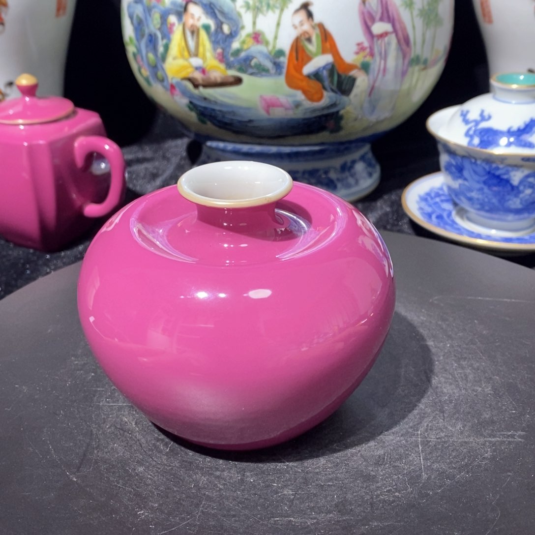 单色釉胭脂红苹果尊