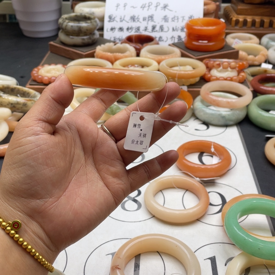 尔***。石英岩玉未镶嵌手镯