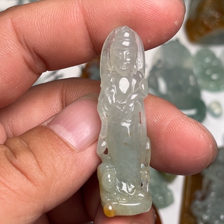 翡翠未镶嵌颈饰观音