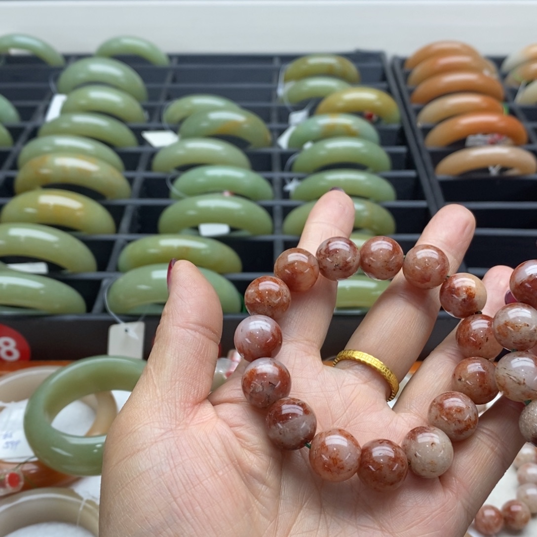 往***风石英岩玉未镶嵌手镯