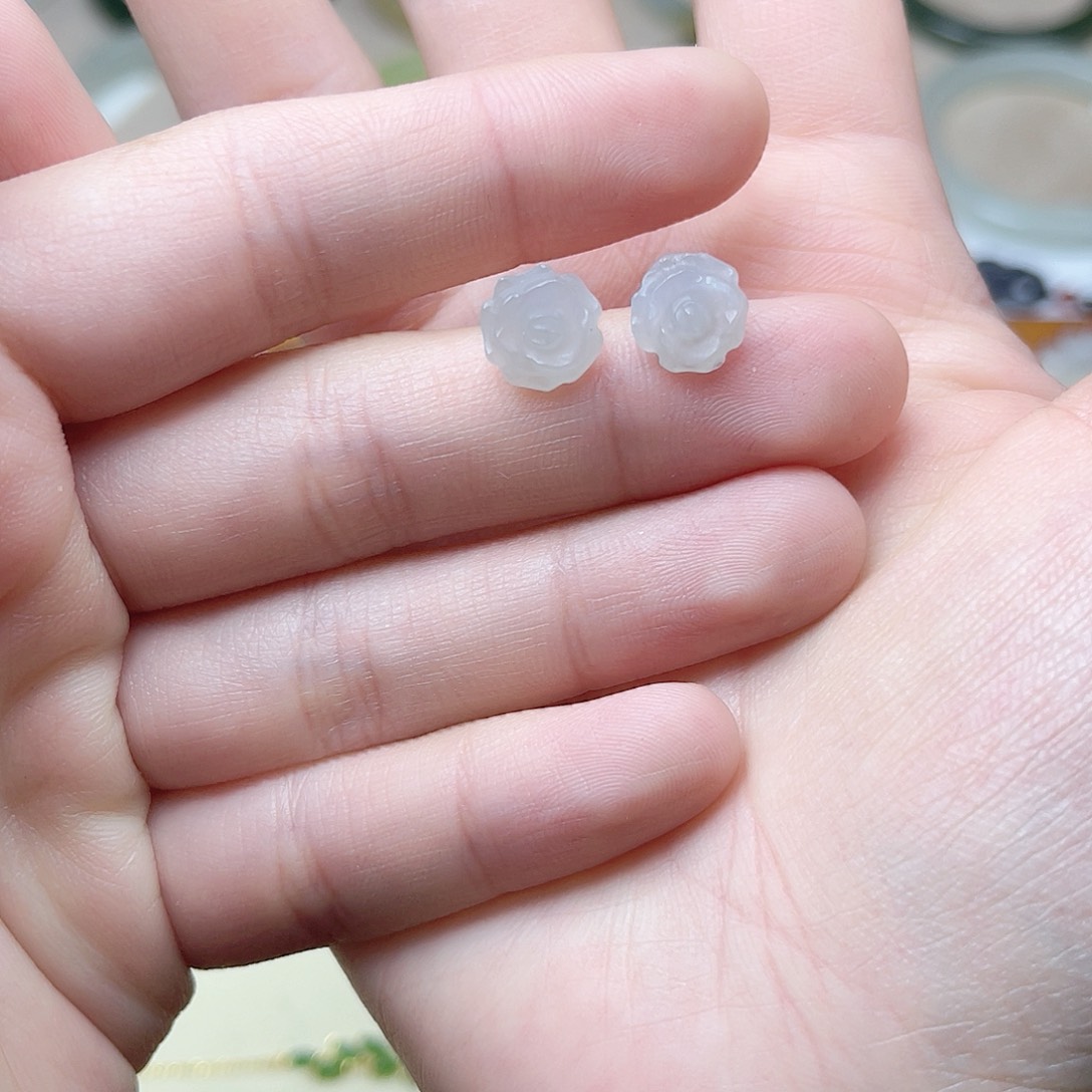 和田玉耳钉。k k银S925镶嵌