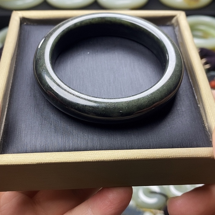 和田玉未镶嵌手镯