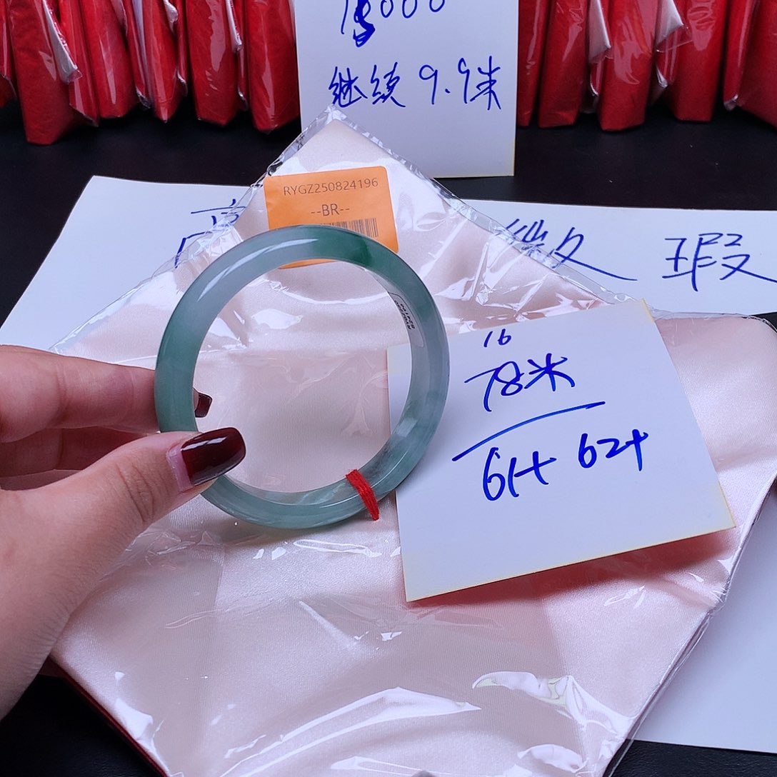 翡翠未镶嵌手镯16。         