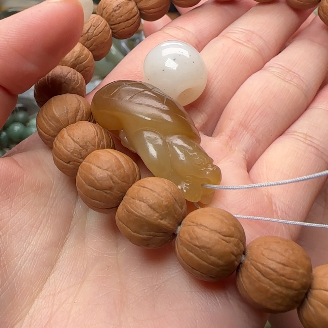 苏***e和田玉未镶嵌颈饰