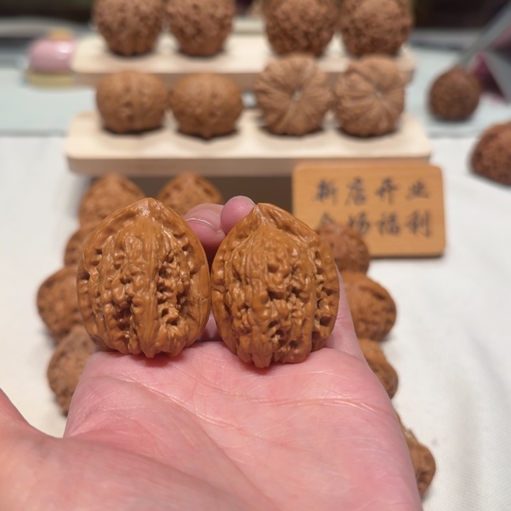 文玩核桃把件32赤龙鸡心
