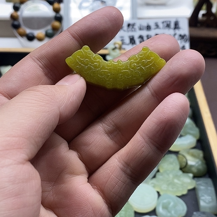 蛇纹石玉未镶嵌颈饰