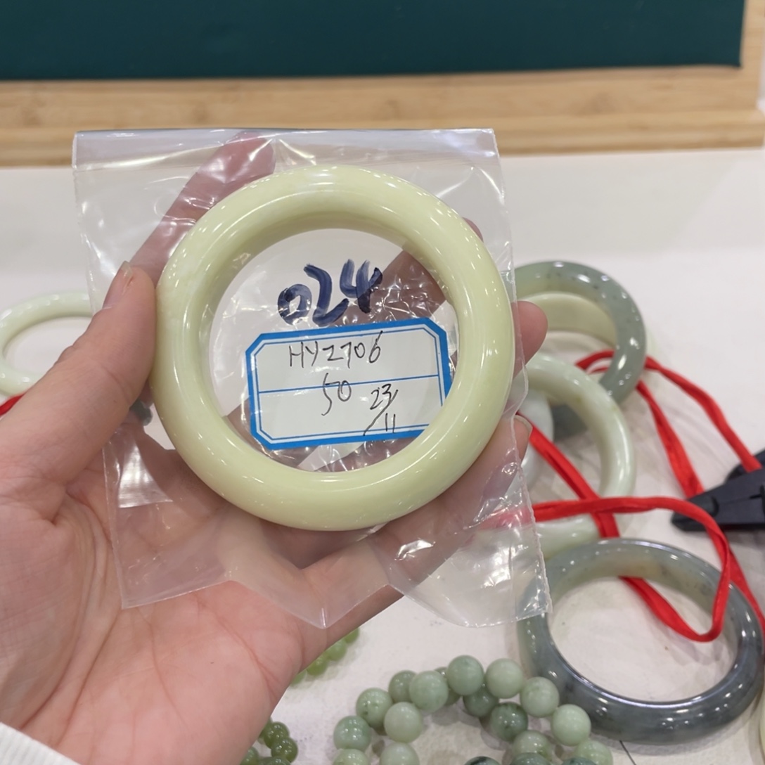 H***6蛇纹石玉未镶嵌手镯
