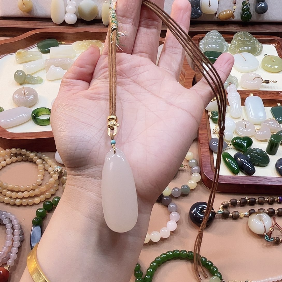 ****亿和田玉未镶嵌颈饰