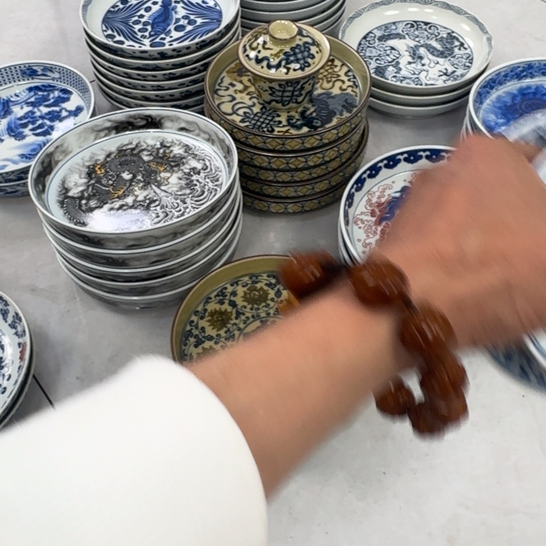 摆件釉里红缠枝莲三才盖碗元宝