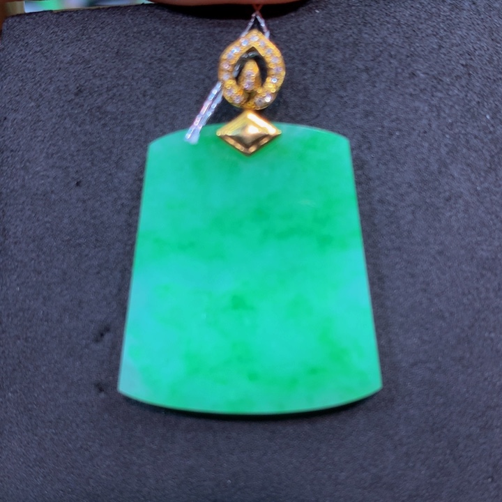 翡翠18K金镶嵌颈饰翡翠