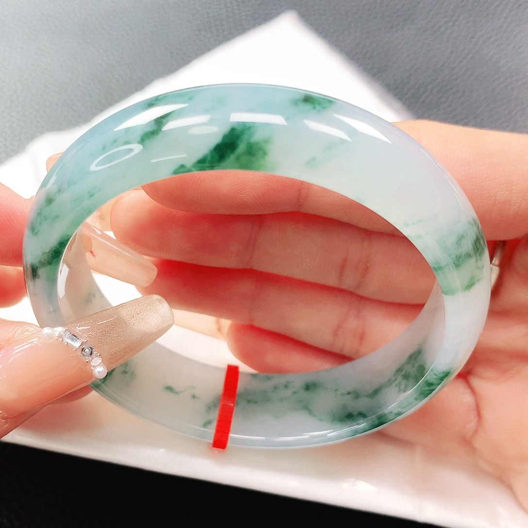 翡翠手镯未镶嵌54圈