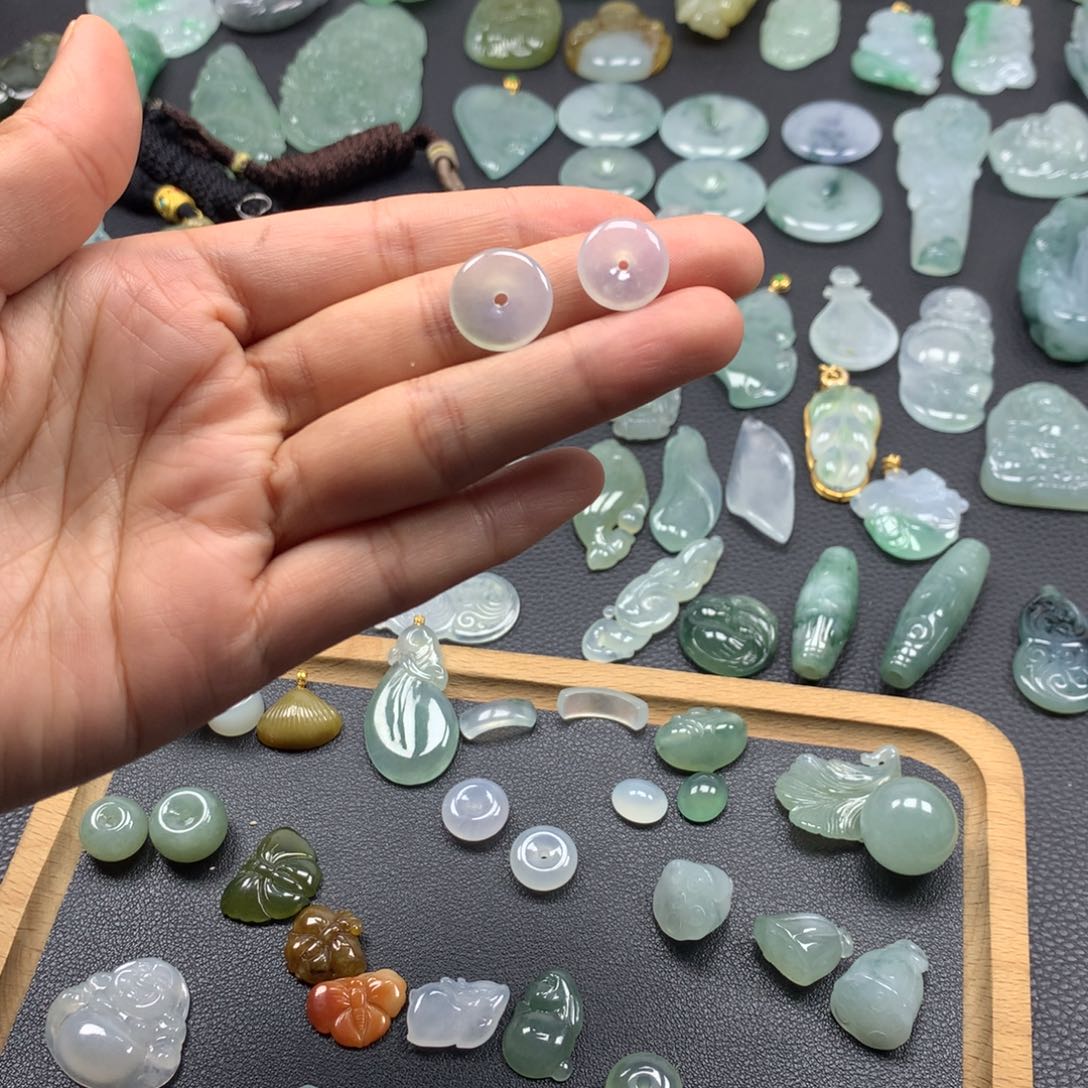 翡翠颈饰未镶嵌平安扣