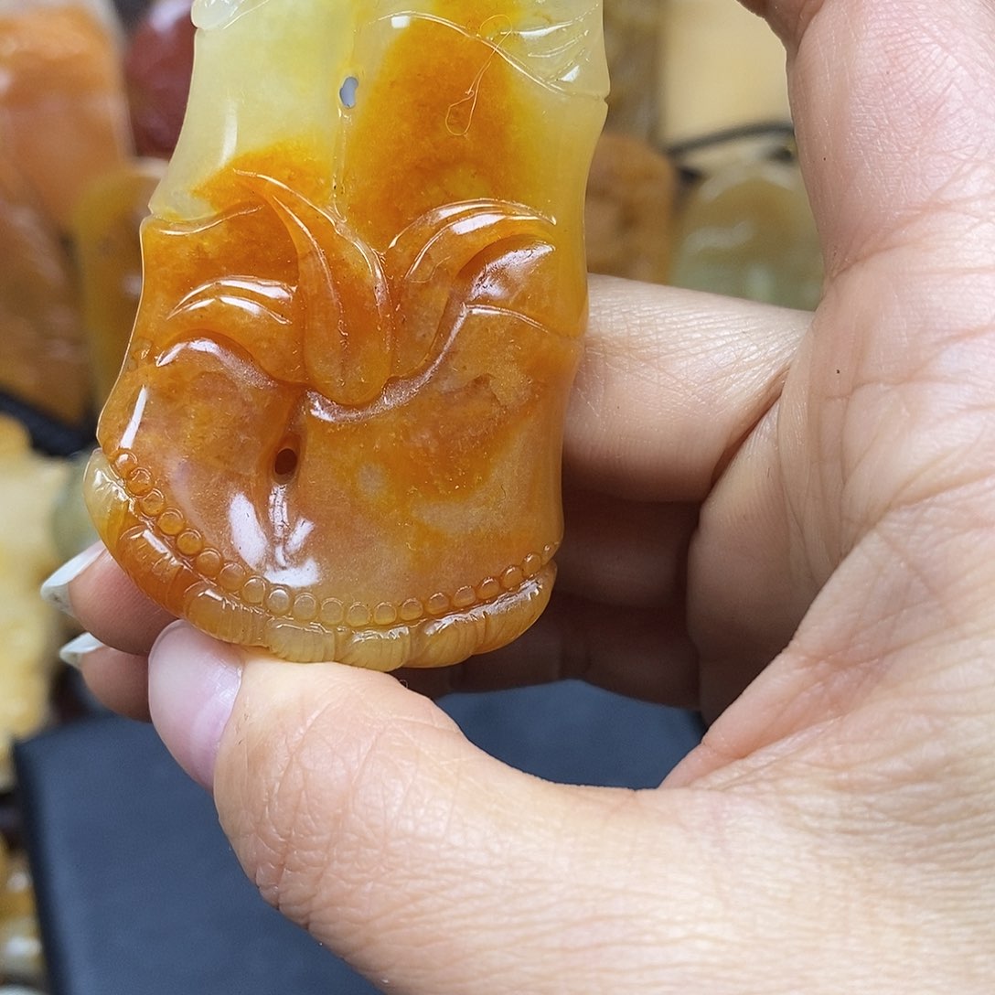 石英质玉（黄龙玉）颈饰未镶嵌