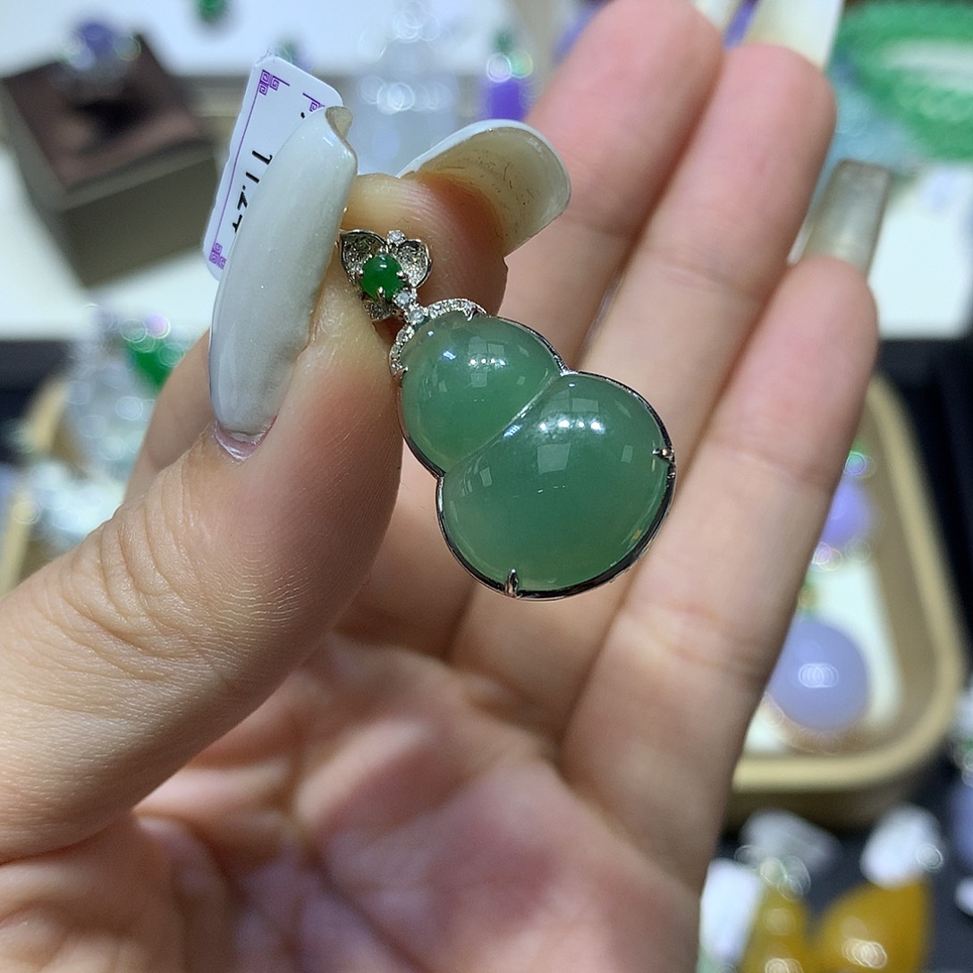 翡翠18K金镶嵌颈饰